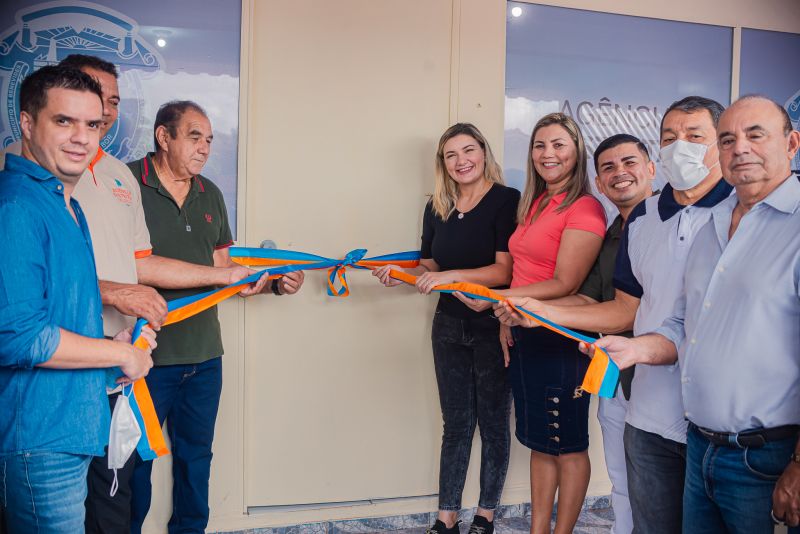 Ao lado da Prefeita e da Vice Prefeita, autoridades locais participaram da cerimônia.