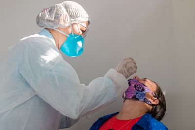 notícia: Centro de atendimento à casos de covid-19 comemora um ano de funcionamento em assistência à população. 