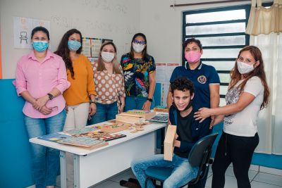 notícia: Alunos com deficiência visual e auditiva da Rede Municipal recebem materiais pedagógicos adaptados