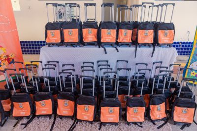 notícia: Alunos das creches da Rede Municipal de Benevides recebem uniforme e kit escolar