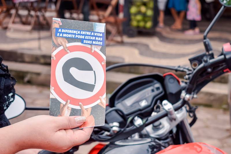 notícia: Ação educativa conscientiza e incentiva o uso de capacete por motociclistas de Benevides